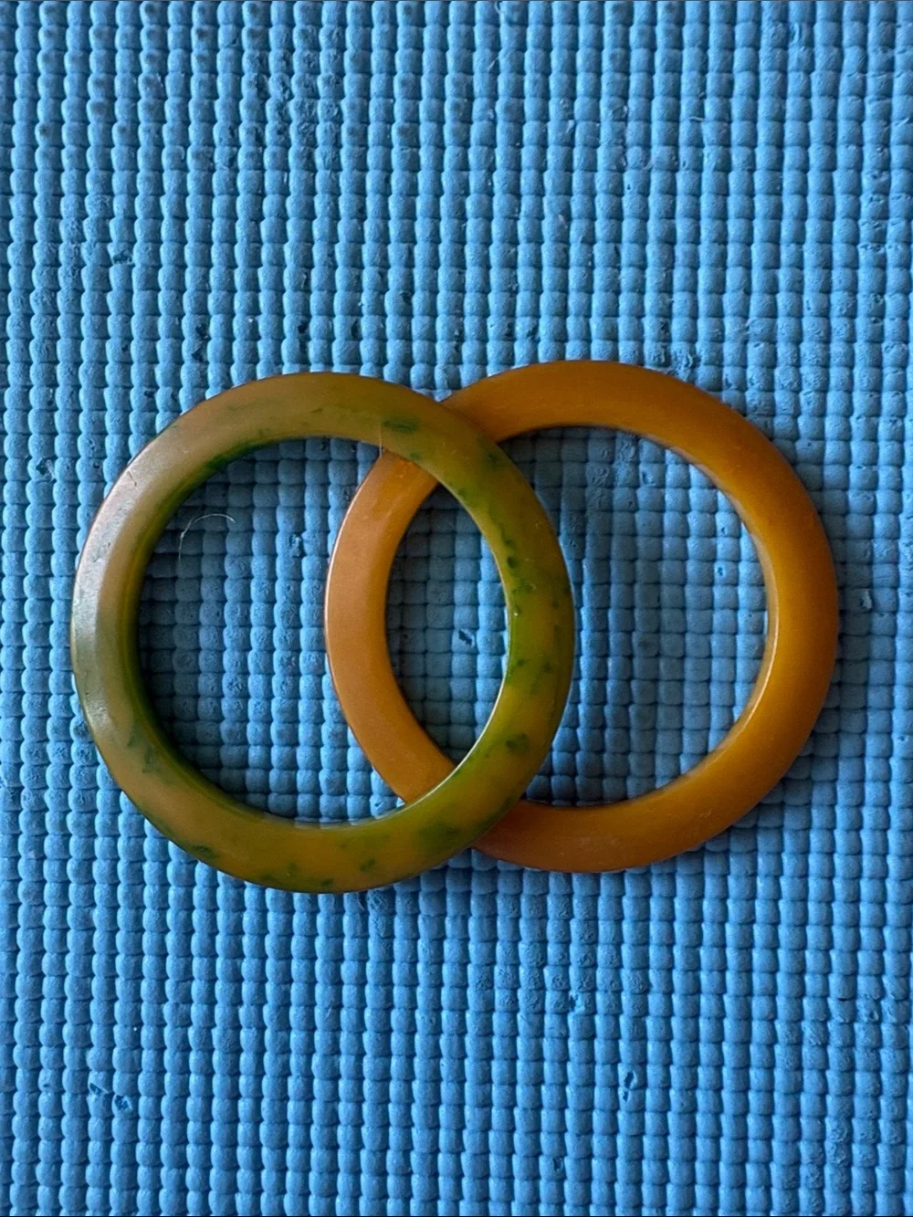 VINTAGE BAKELITE BANGLE BRACELETS SET OF 4